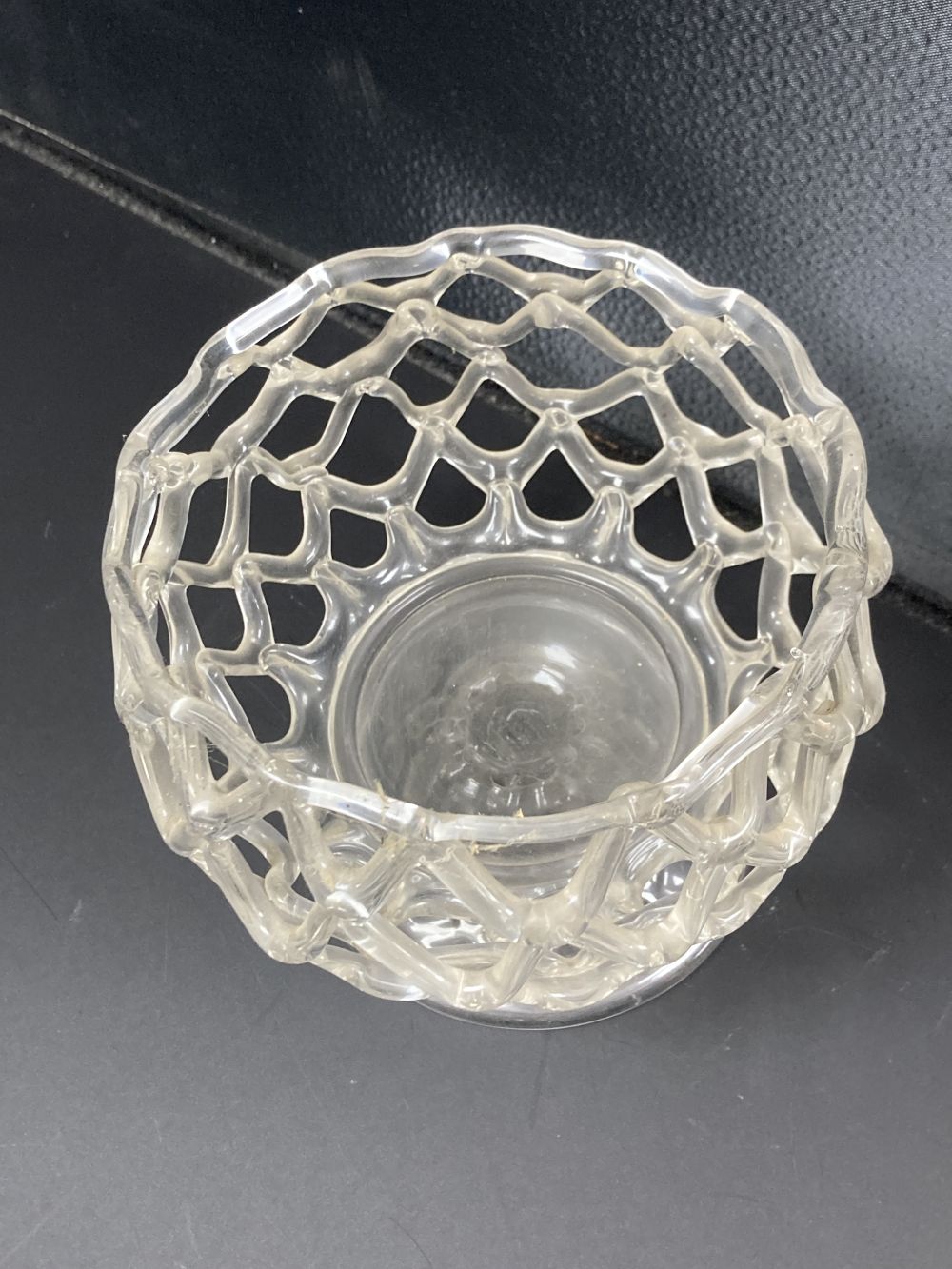 A honeycomb moulded fruit bowl, 19th/20th century, 17.5cm diameter